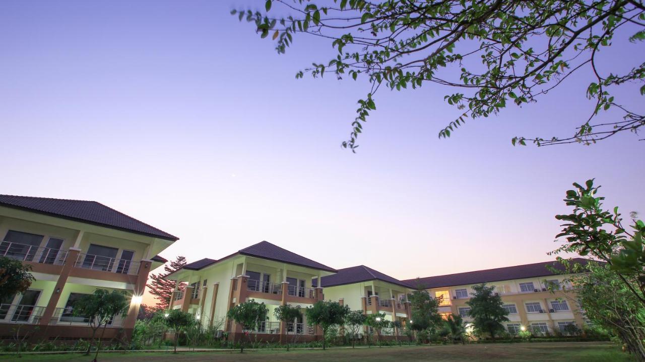 Araya Hotel Uttaradit Exterior photo