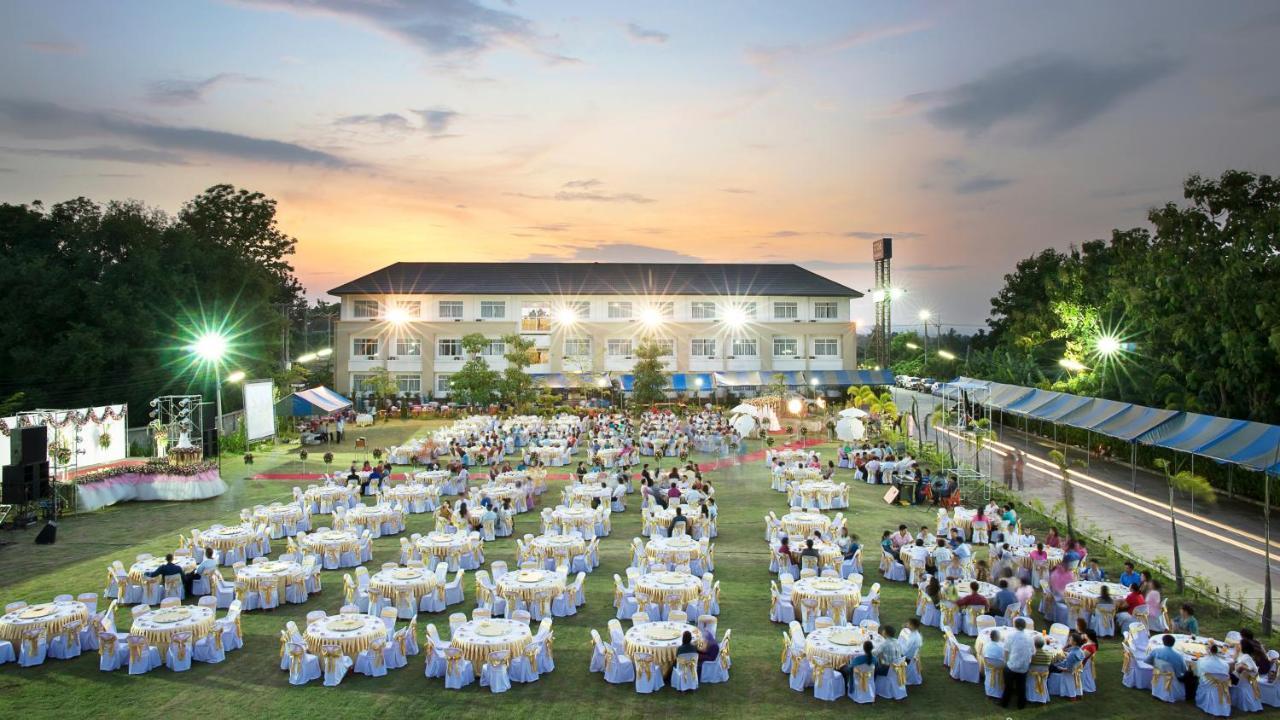 Araya Hotel Uttaradit Exterior photo